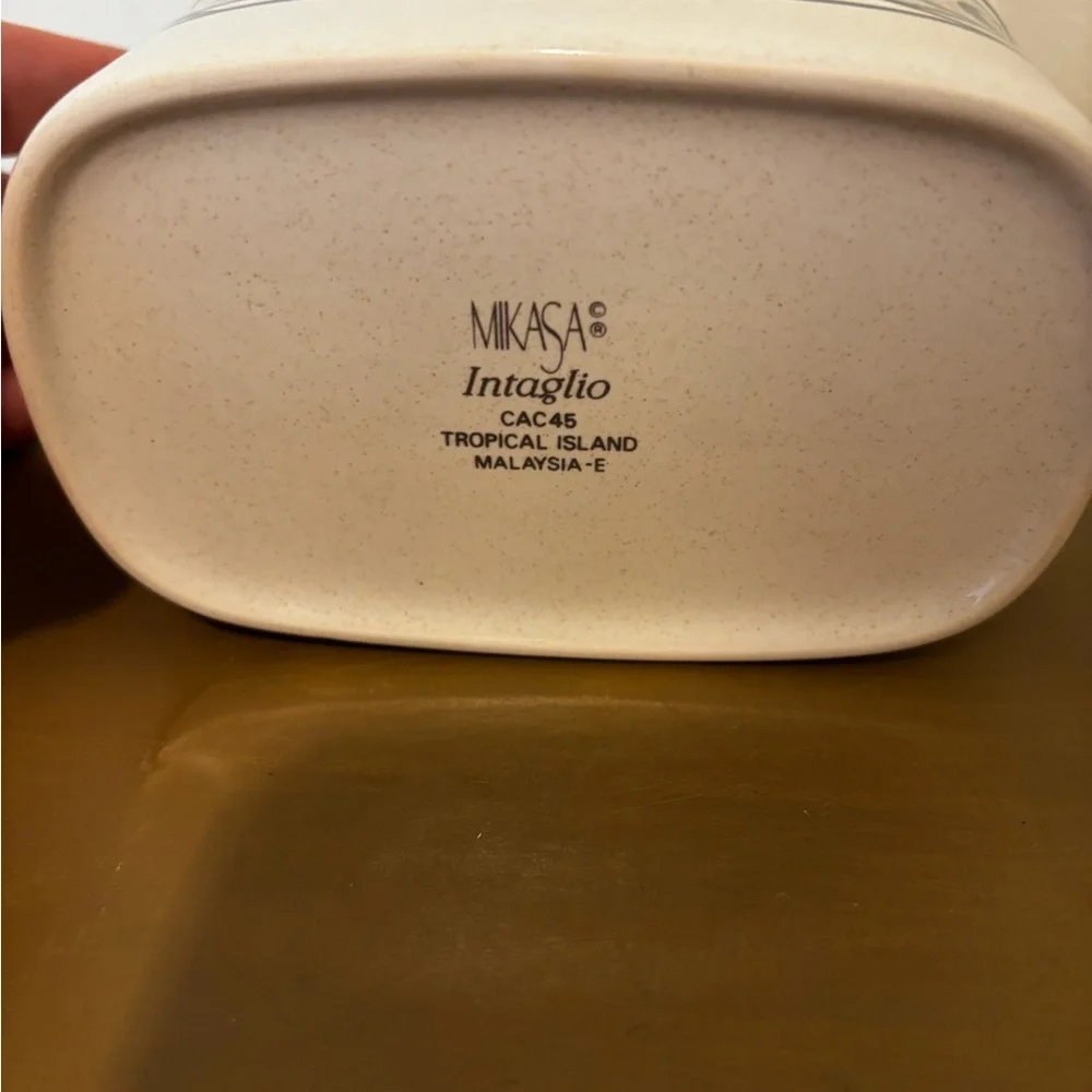 Mikasa Intaglio Speckled Off-White Ceramic Base vintage 90s